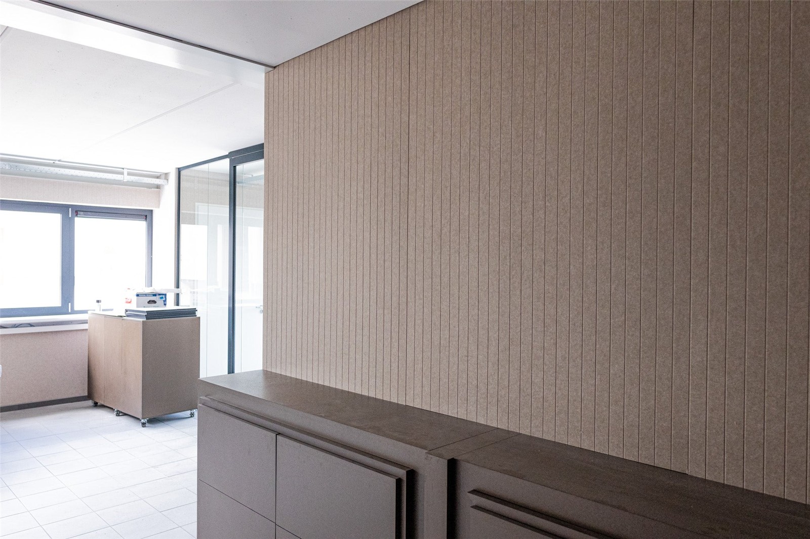Kantoorruimte met een wand van Feltive-lamellen